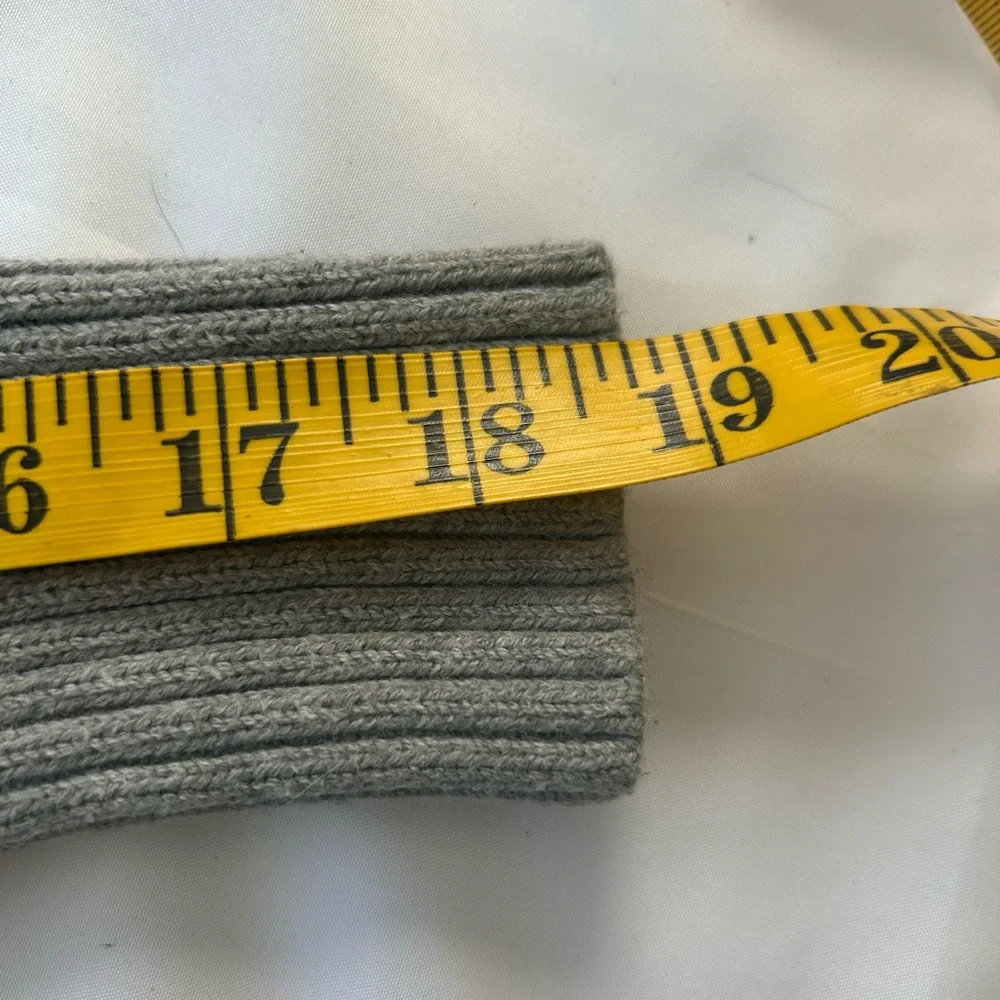 Hollister XS grey cropped knit sweater. Slouchy cut, dropped shoulder. Very nice